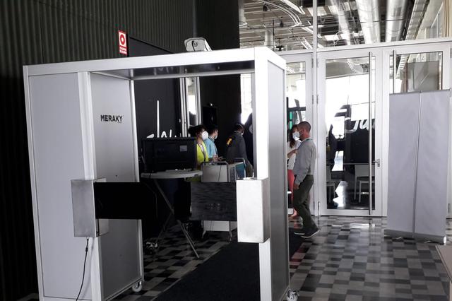 Els primers arcs desinfectants fabricats a Ontinyent ja estan en funcionament
