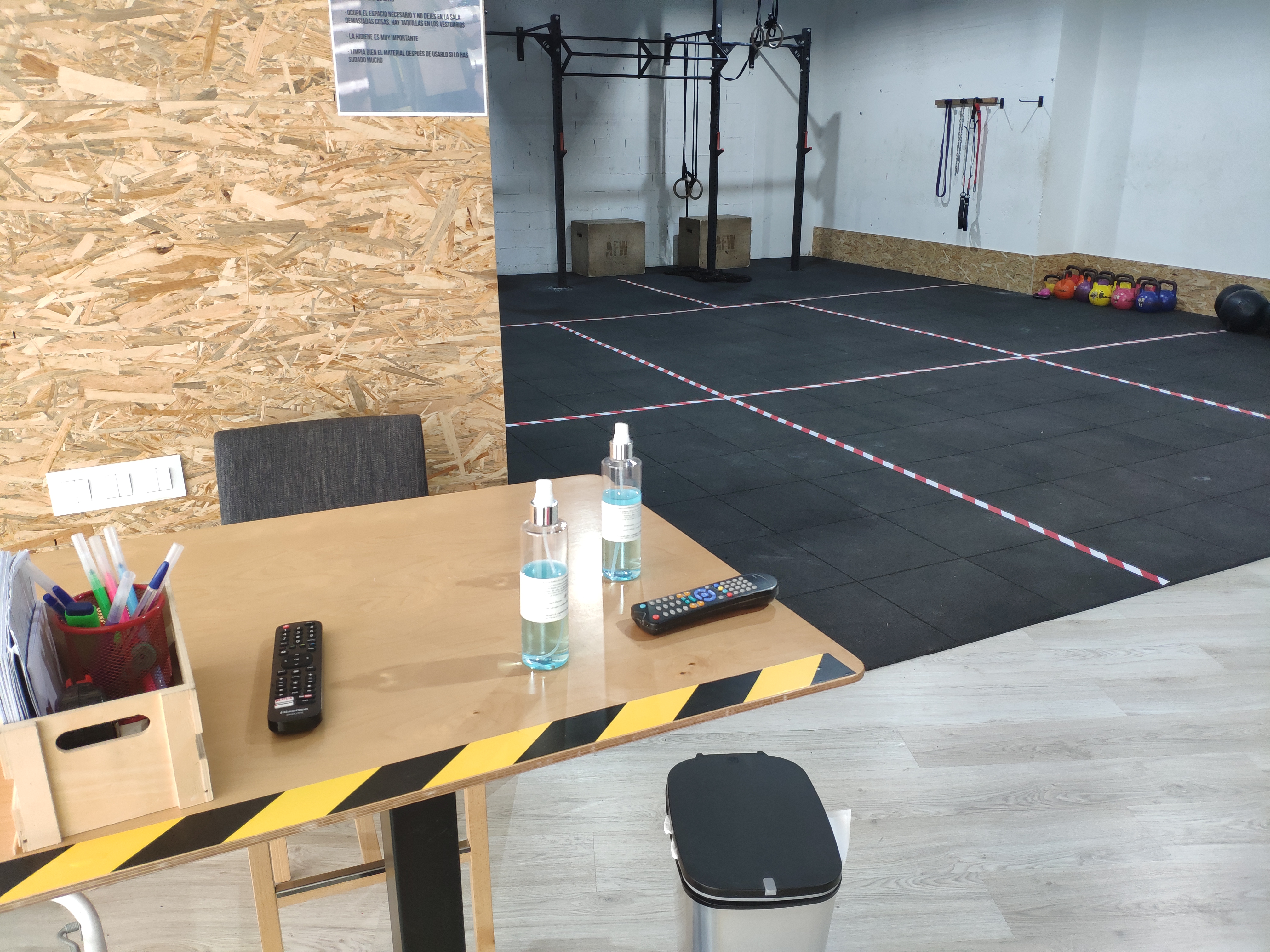 Imagen de uno de los gimnasios de Ontinyent donde se aprecia la delimitación y los geles