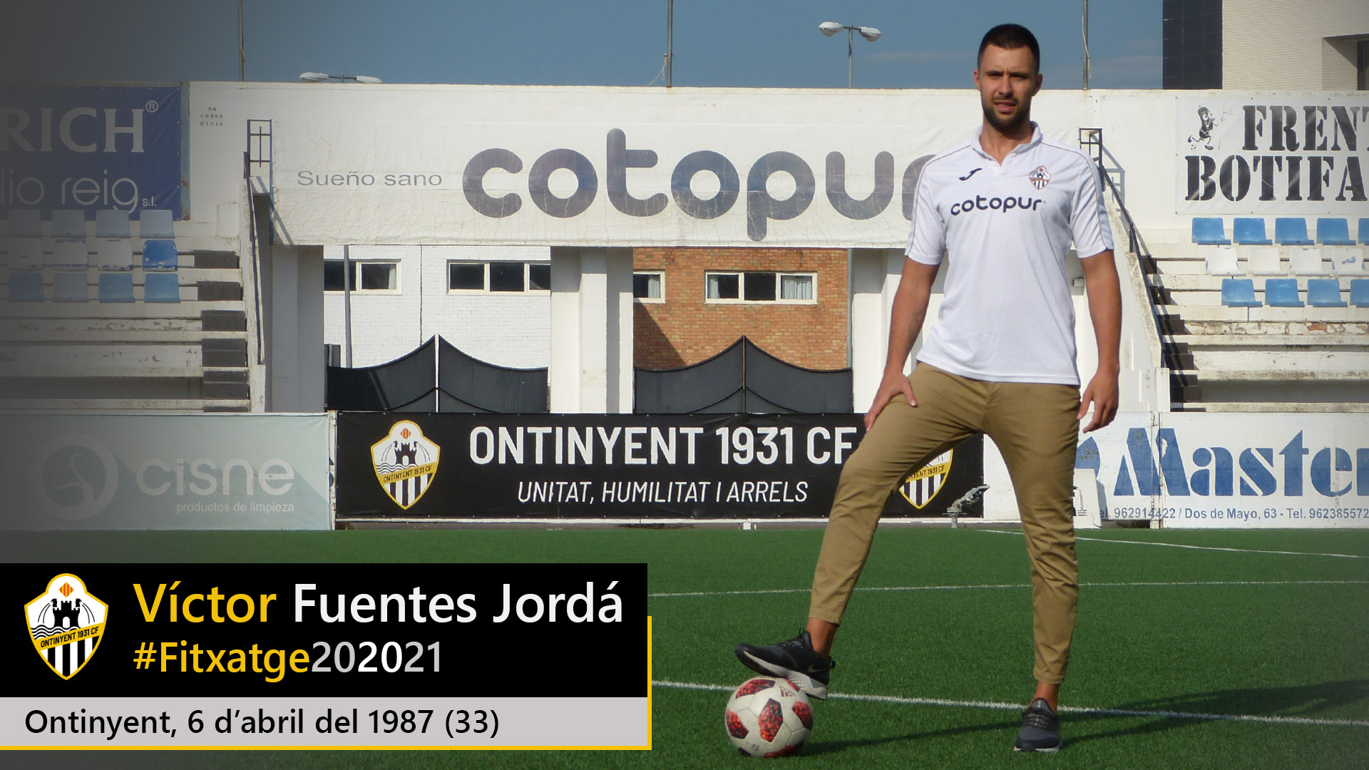 Foto del fichaje de Víctor Fuentes por el Ontinyent 1931