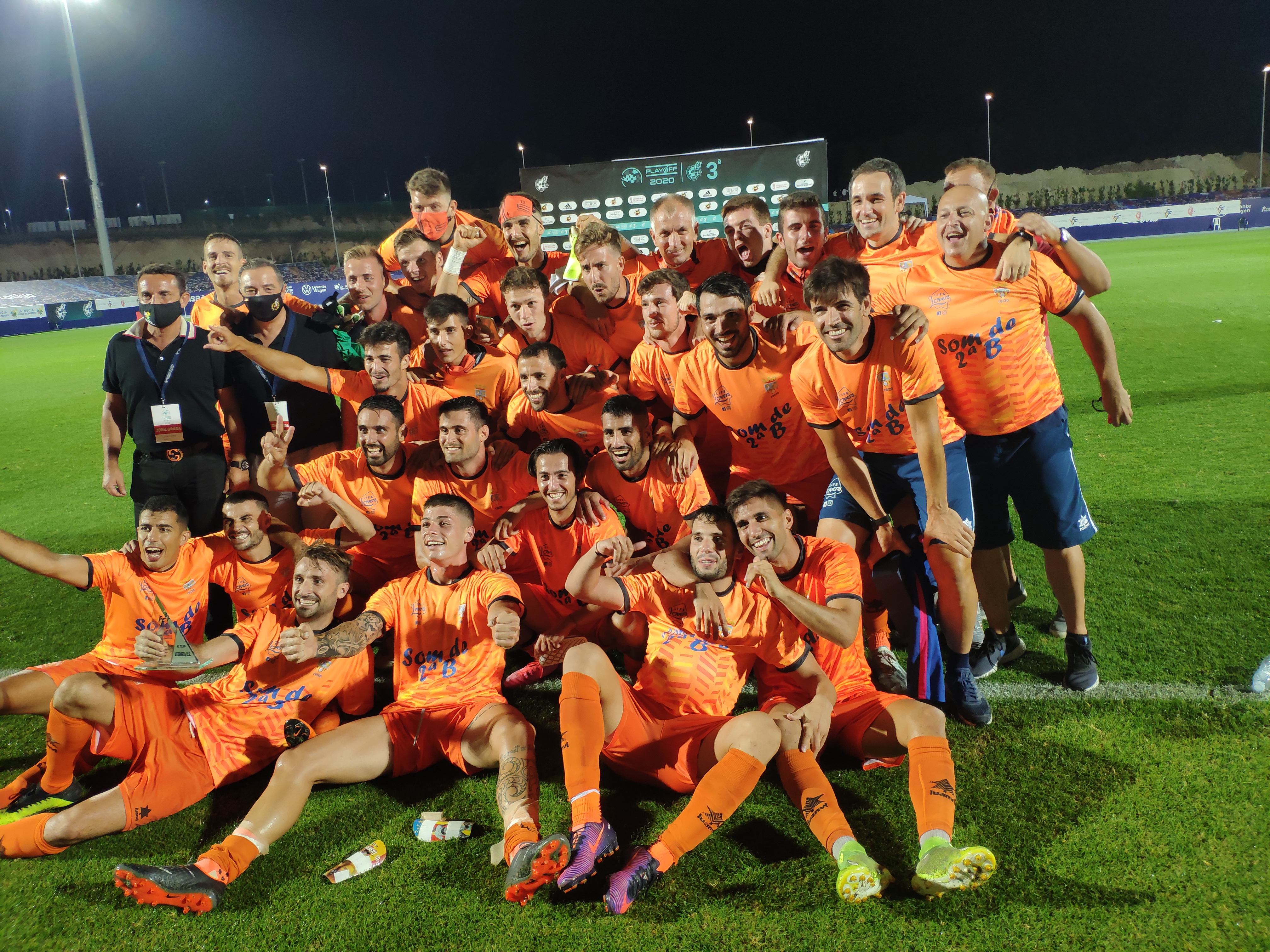 Los jugadores del Atzeneta celebran el ascenso