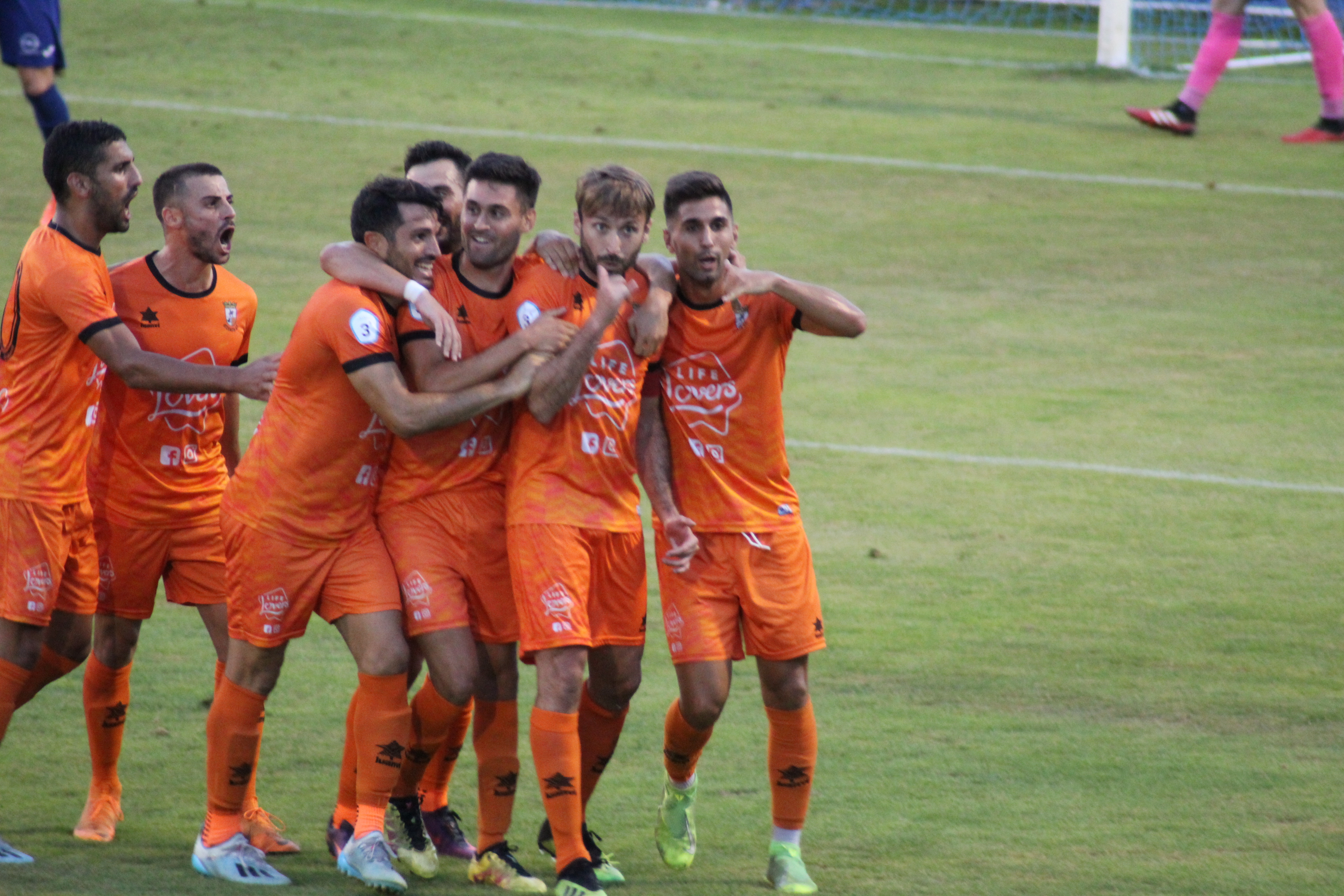 Los jugadores celebran el gol de Paco Sáez. Foto: Atzeneta UE