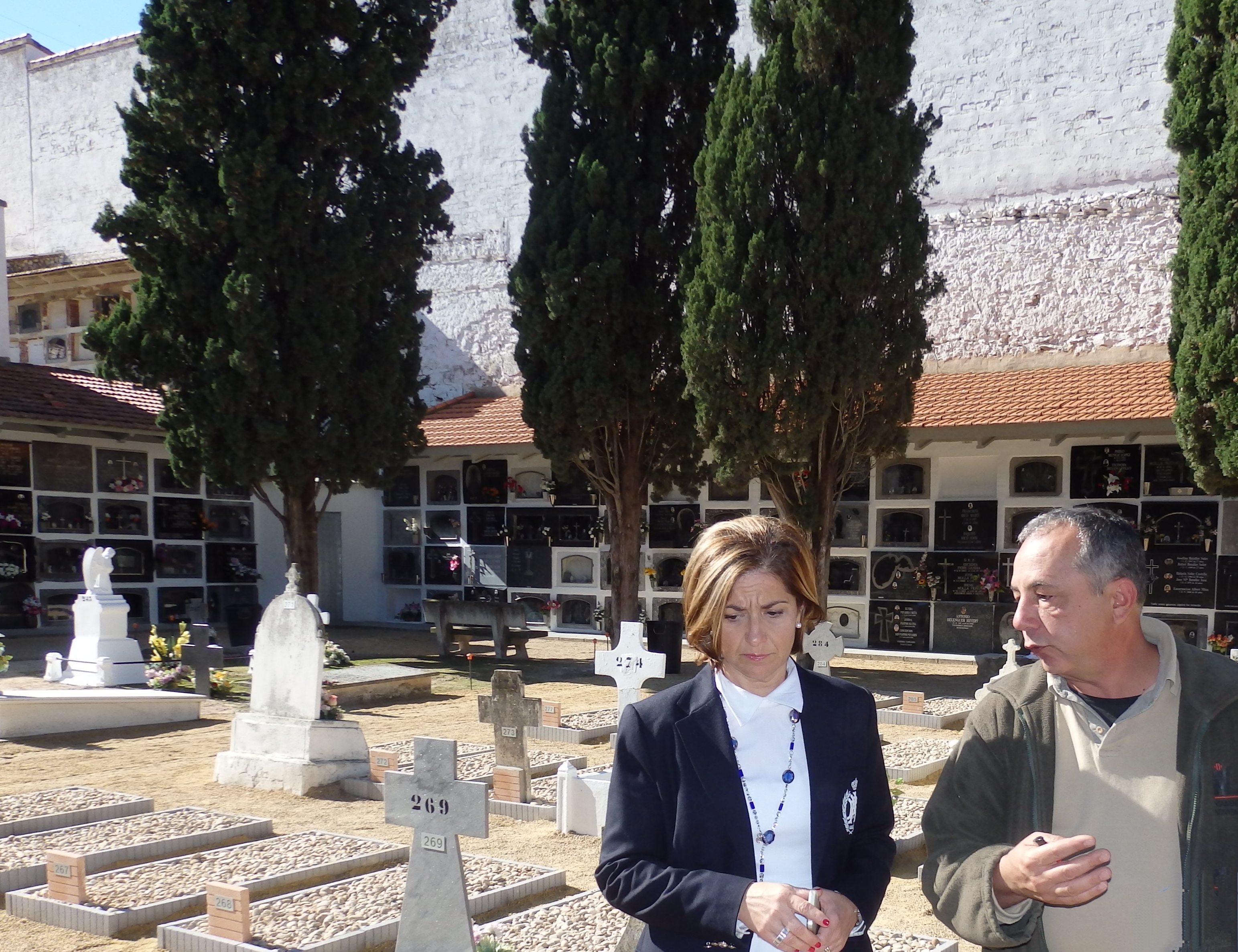 Mercedes Pastor junt a l'encarregat del cementeri