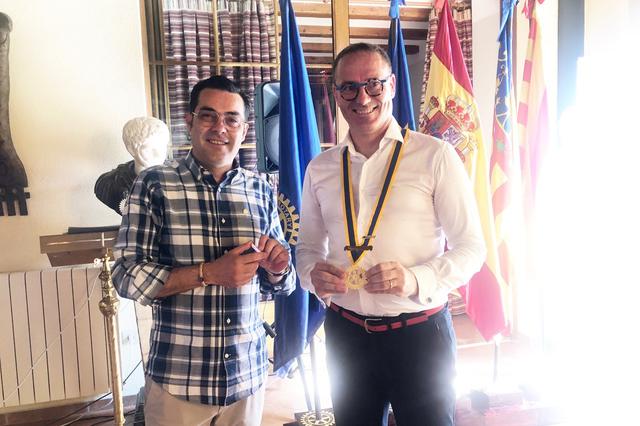Roberto Reina cedeix el testimoni a Javier Cantó  en el Rotary Club 