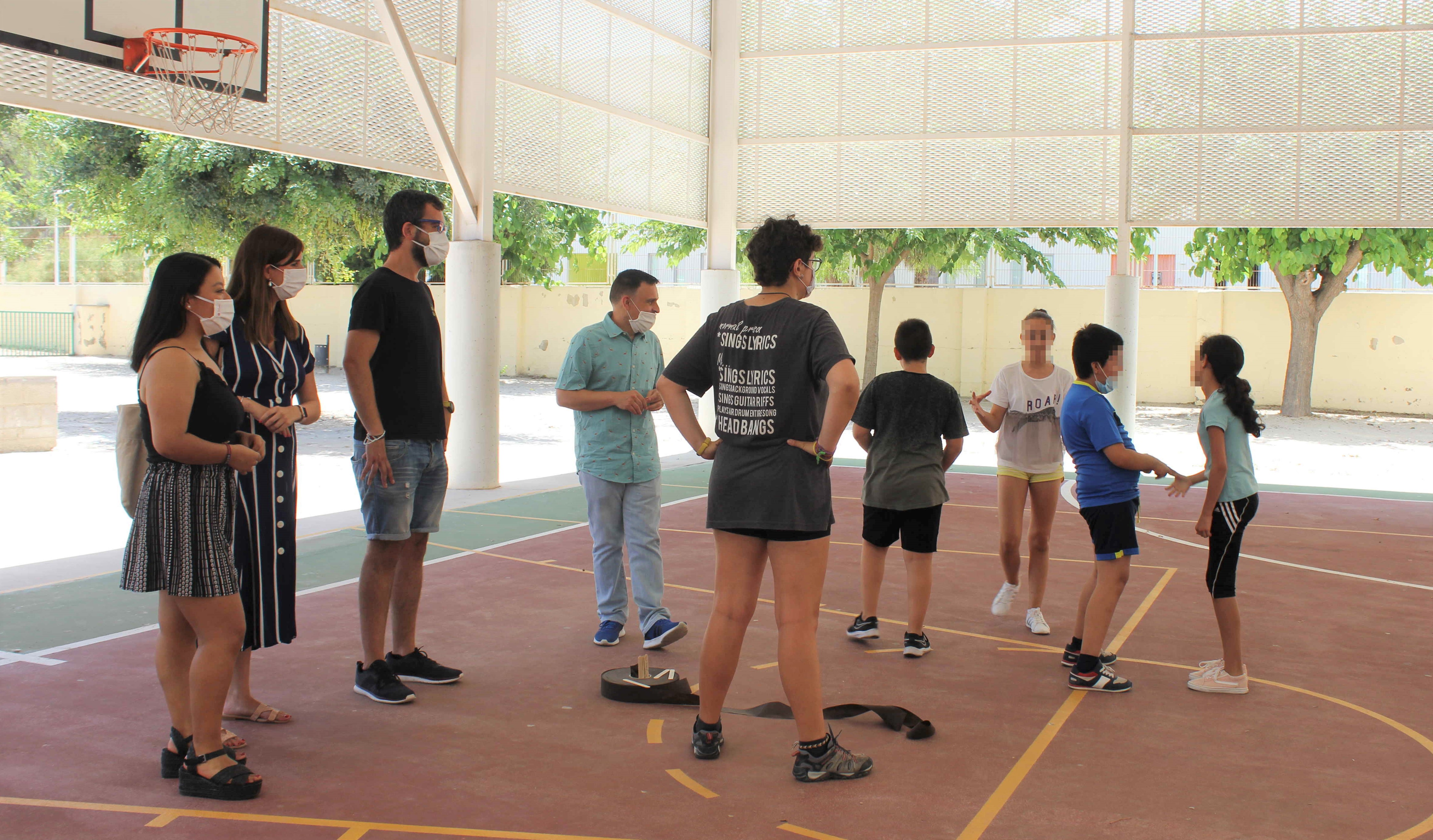 Concejales visitando la Escola d'Estiu