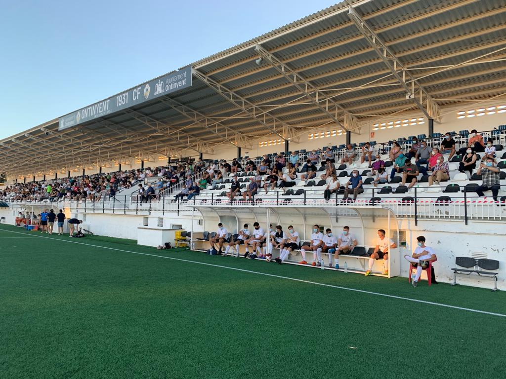 Las gradas de tribuna con gente, la gran imagen del amistoso// Ontinyent 1931 CF