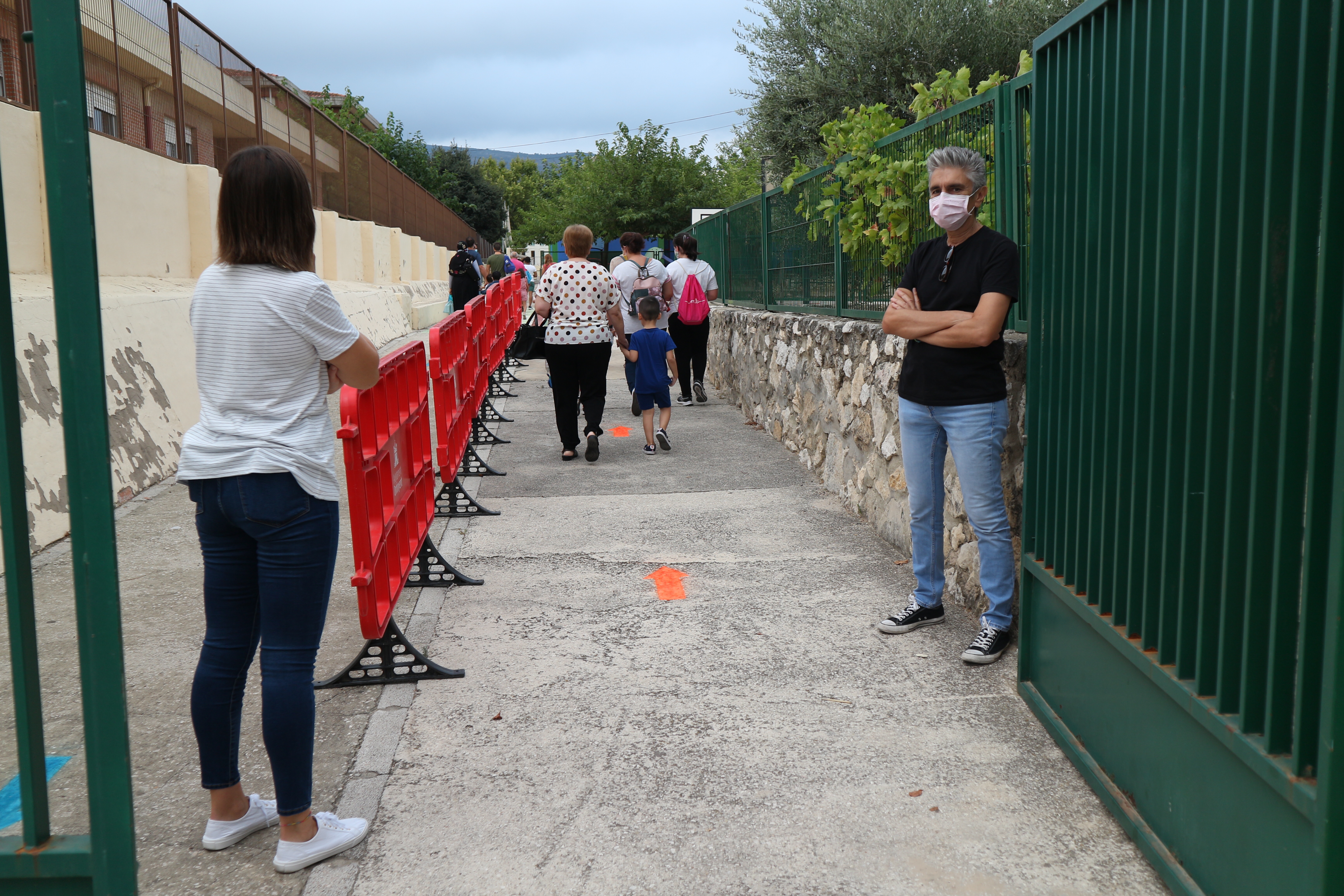 Entrada de l'alumnas en el CEIP Vicente Gironés