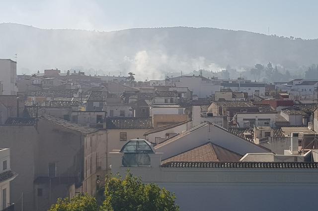 L'inici de la temporada de cremes torna a obrir el debat