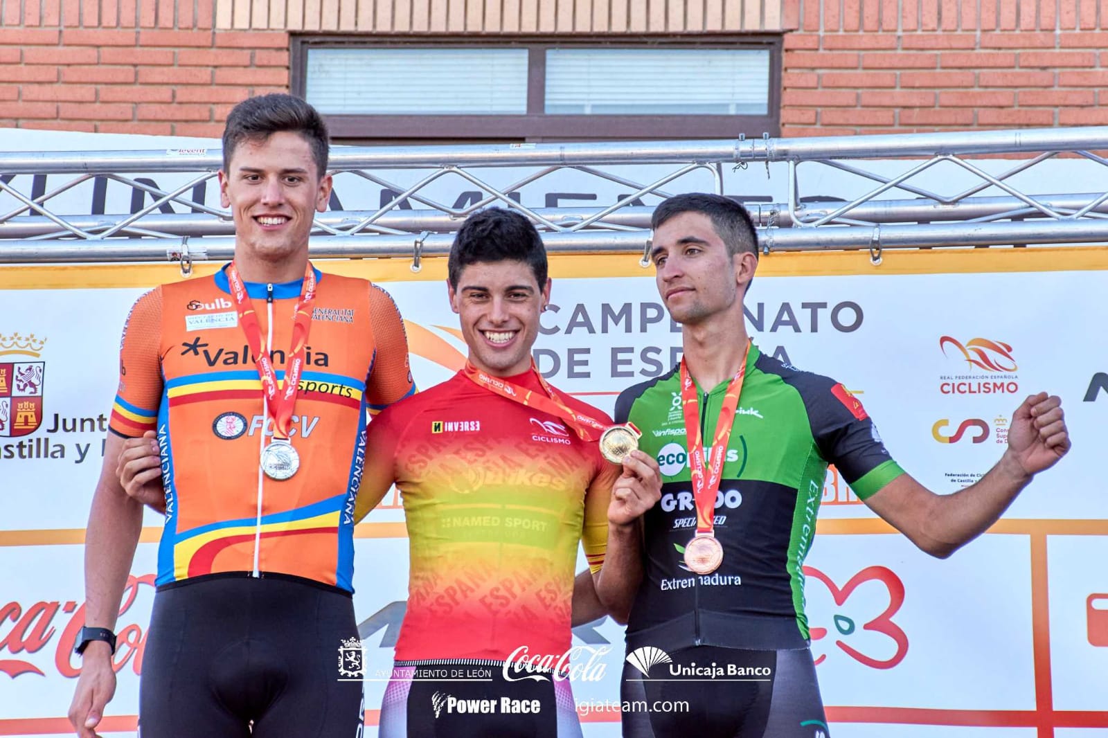 Jordi Gandía a la izquierda en el pódium