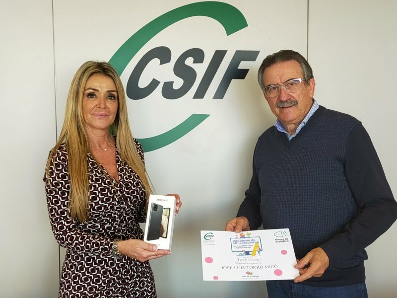 José Luis Torró recollint el premi