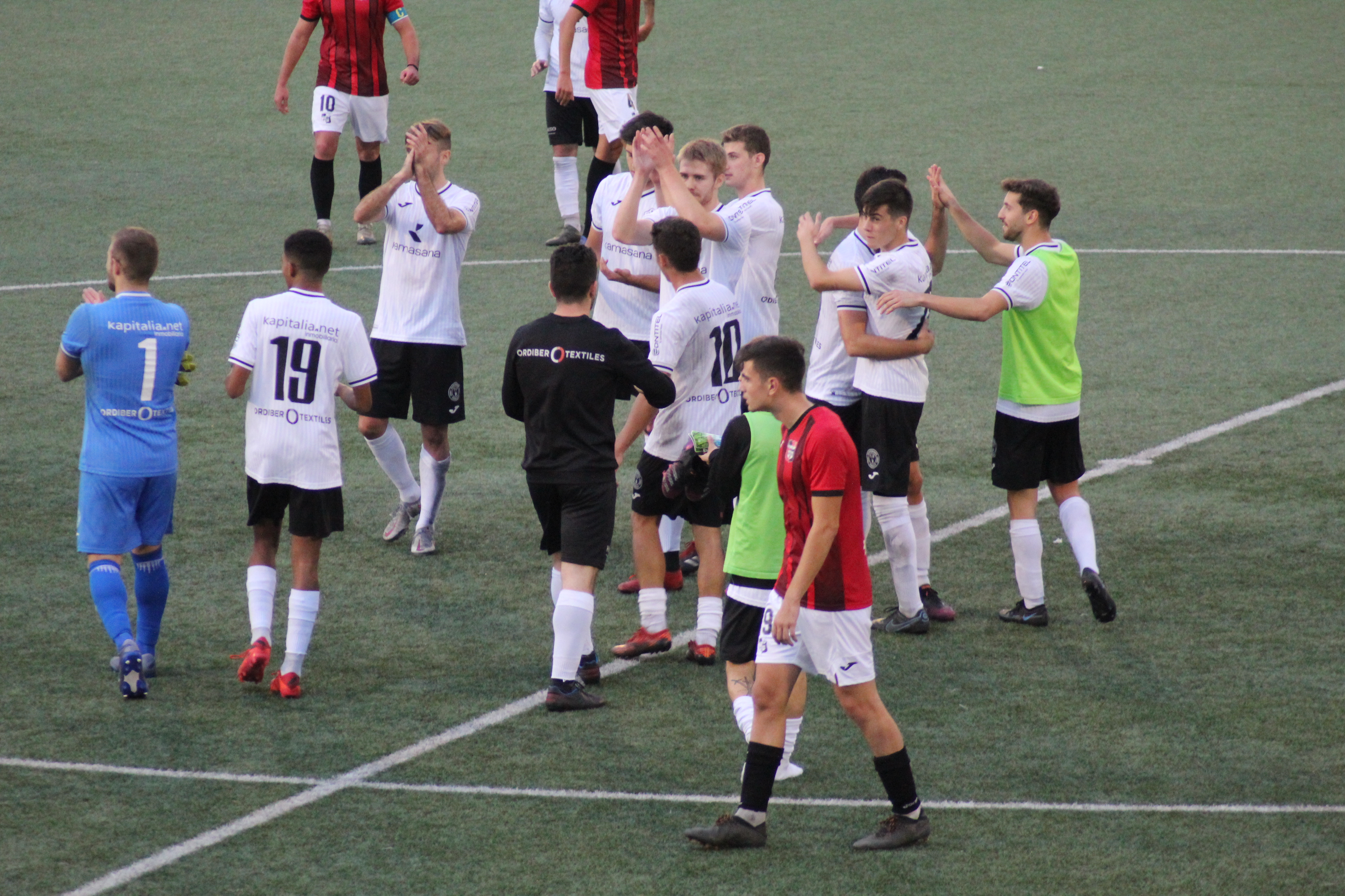 Los jugadores del Ontinyent 1931 celebran al final del partido