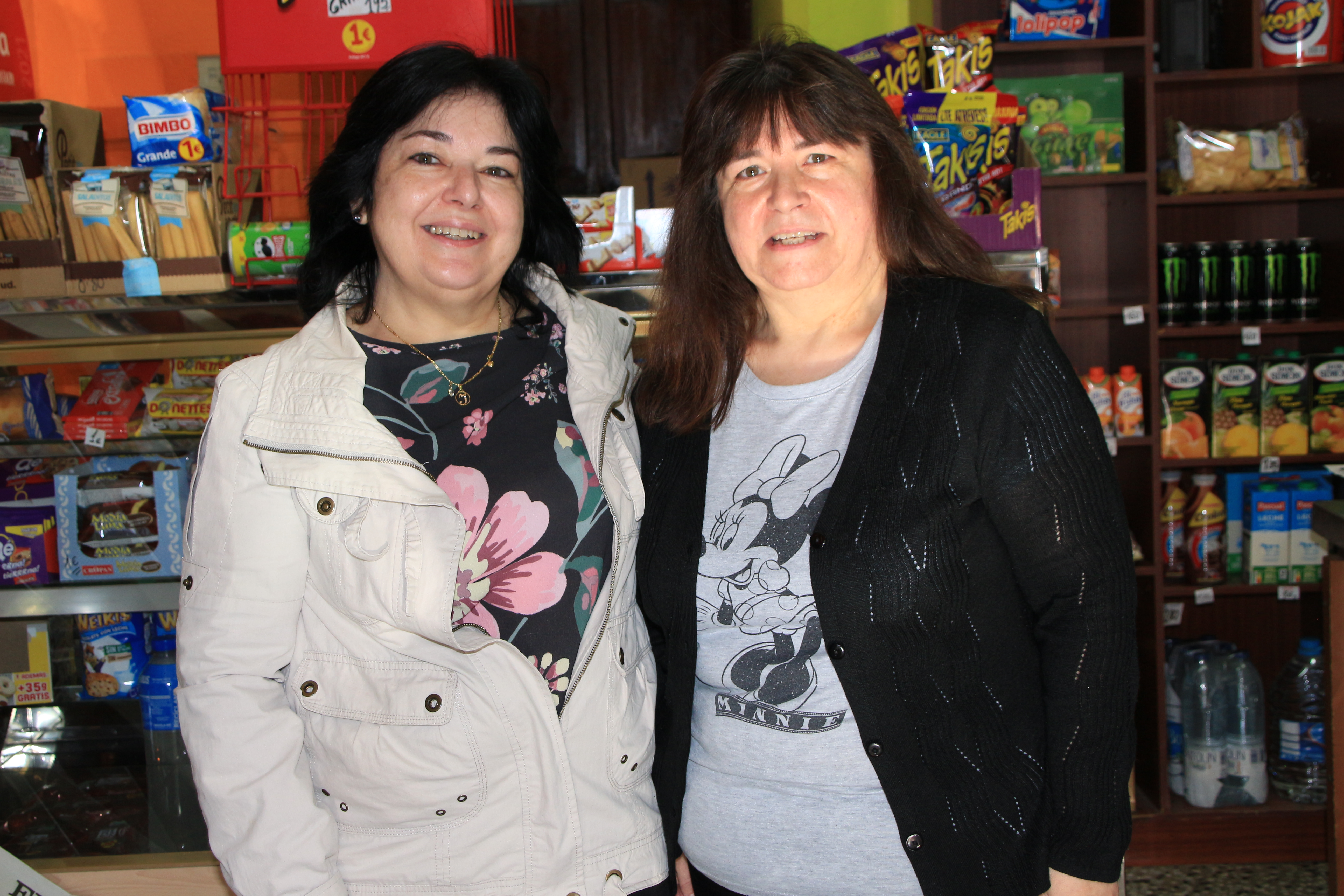 Marisa i Inma Cambra al kiosc