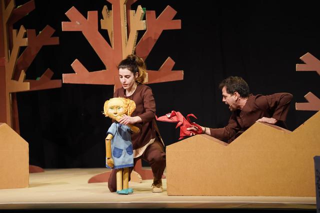 Ontinyent tanca el X Festival de Circ i Teatre amb l’espectacle ‘Martina i el bosc de paper’