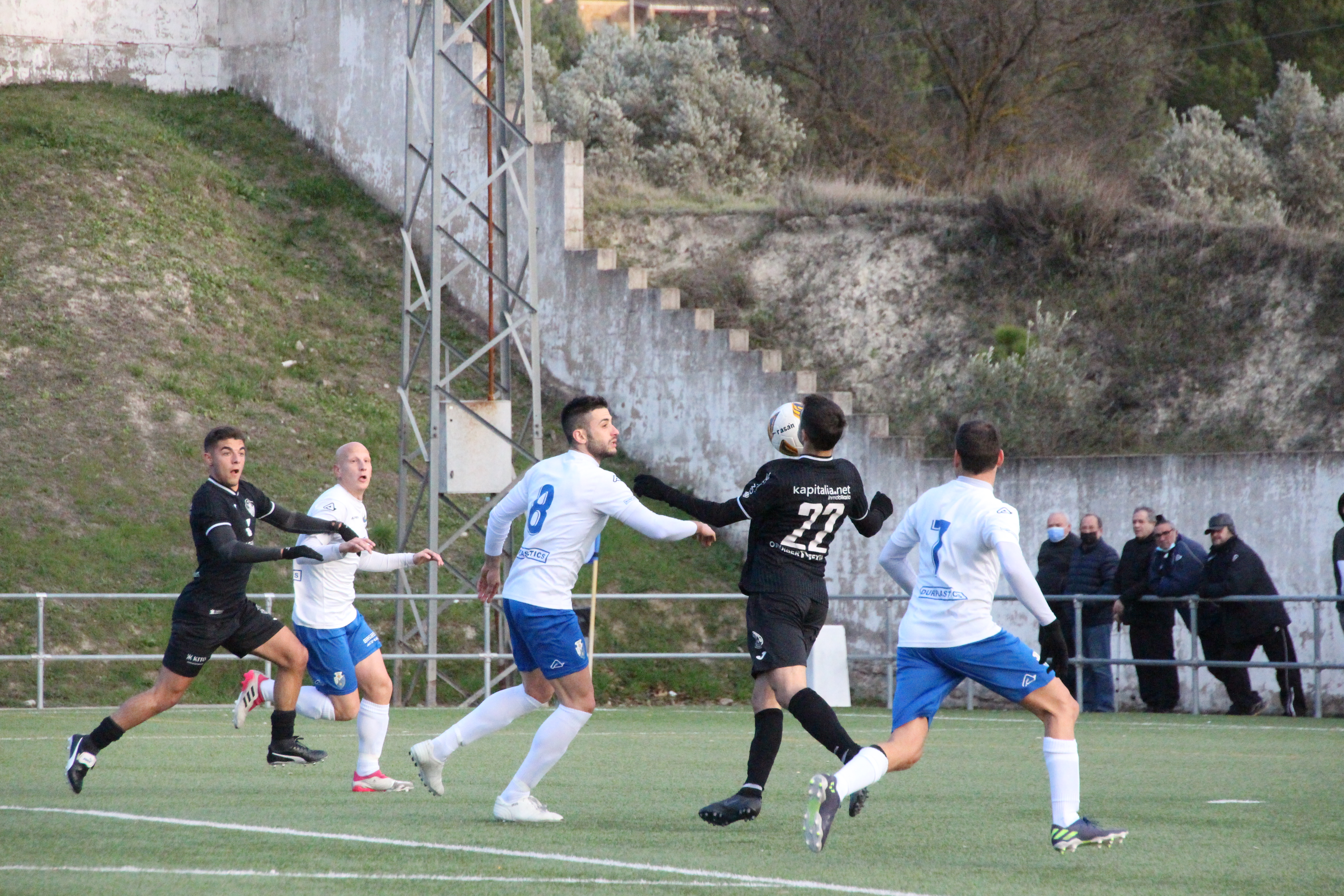 Peiró controla el balón que supondría el 0-1