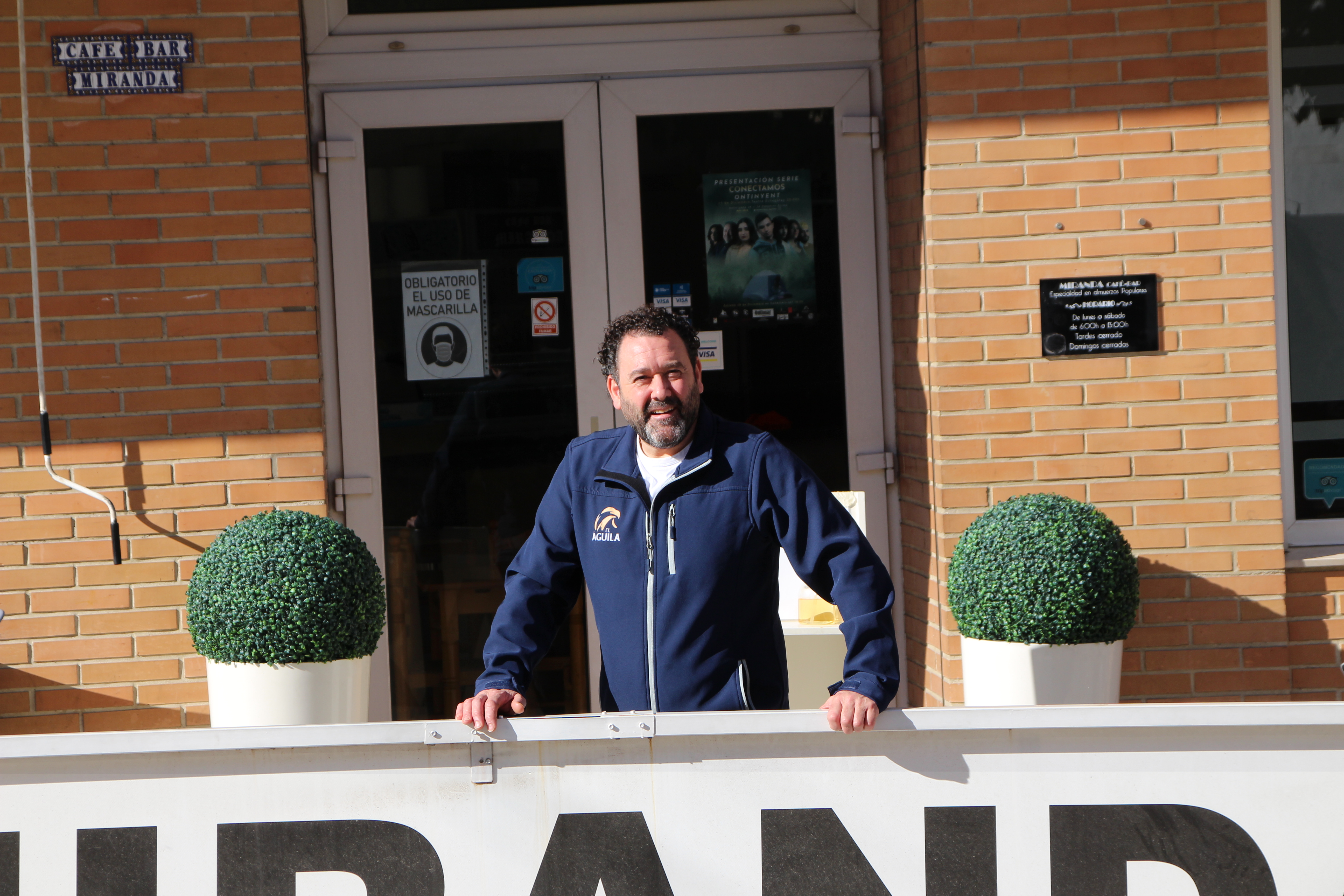 César Mira a les portes del bar Miranda