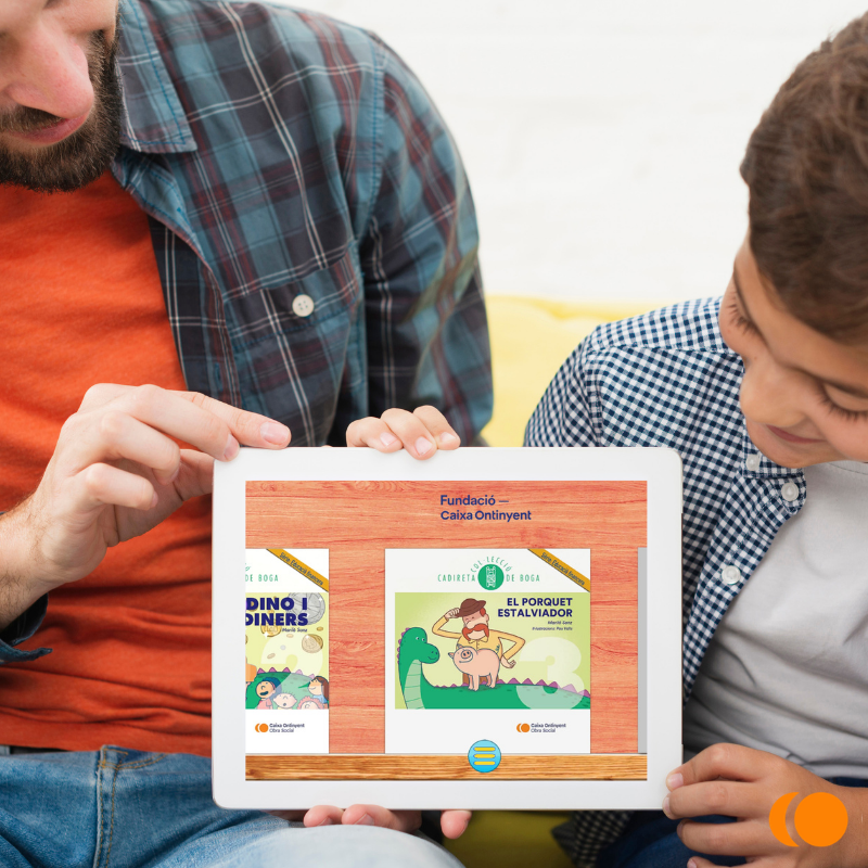 Un xiquet llegint en la APP 'Els contes de Dino'