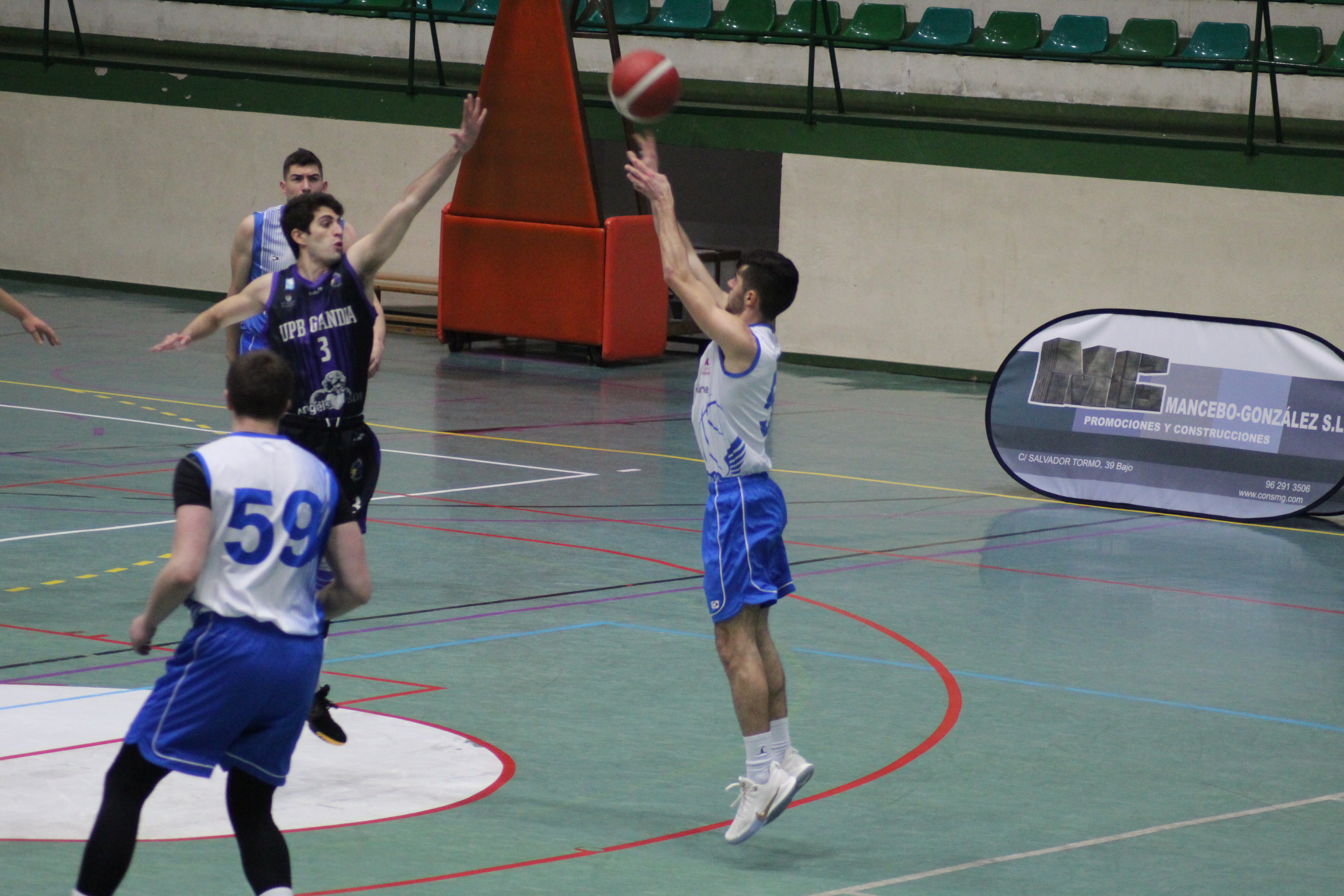 Alberto Alemán en uno de los 3 triples anotados en el partido