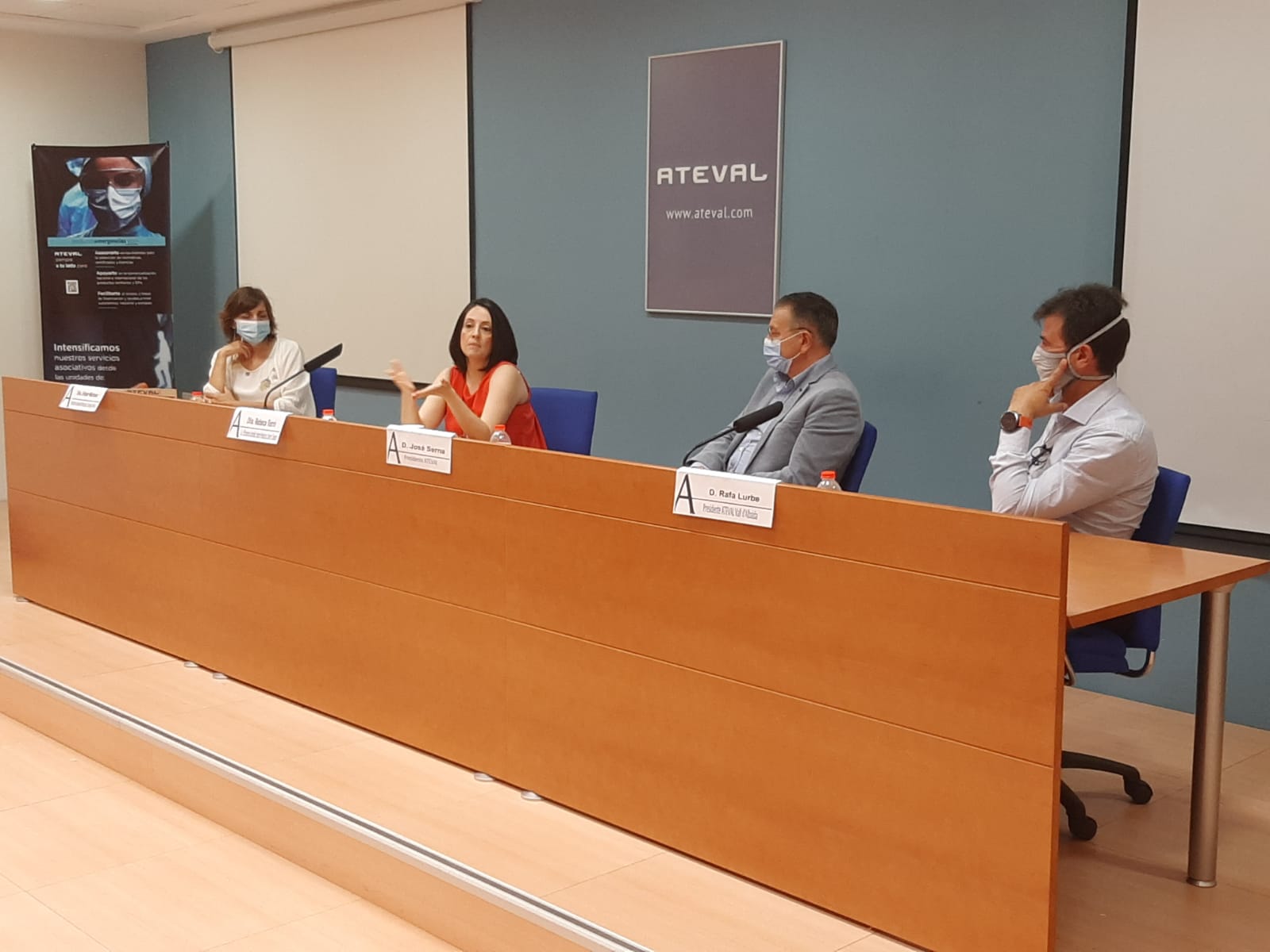 Foto arxiu d'una reunió a la seu d'ATEVAL