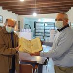 Fernando Goberna dona a Aielo de Malferit un libro de Acuerdos Municipales de 1744