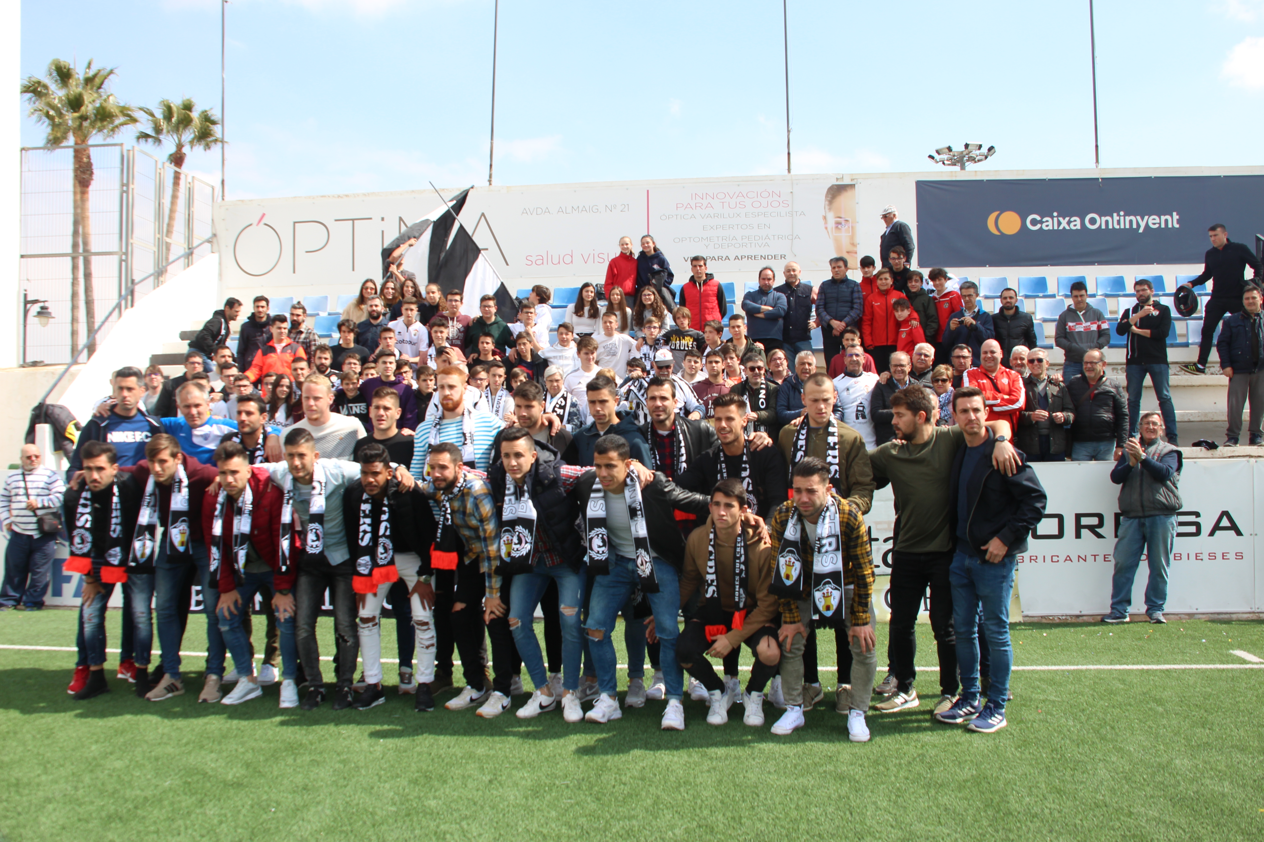 Foto de la despedida de afición y jugadores al club