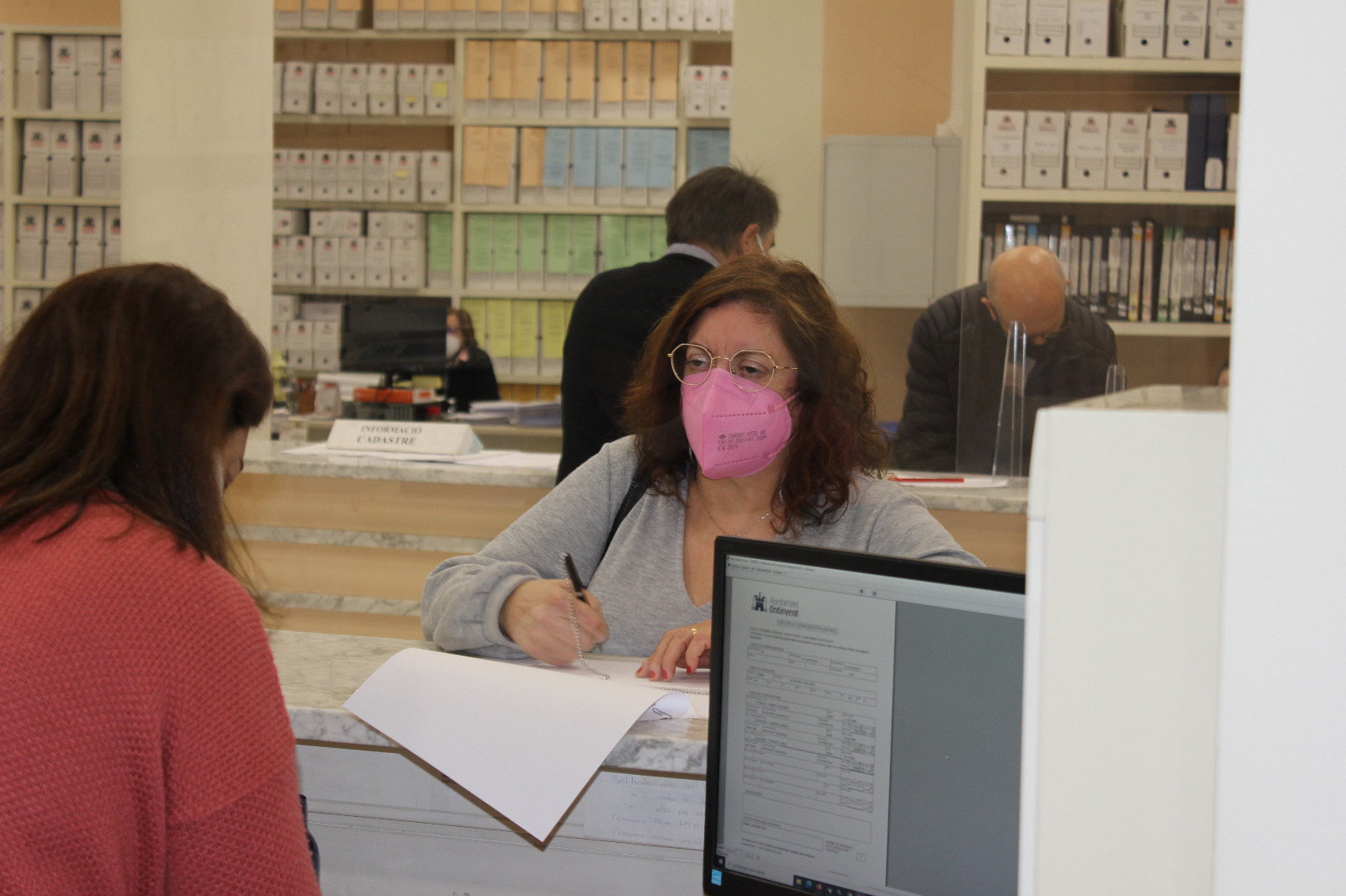 La portaveu del Consell veïnal entregant una moció en defensa del servei