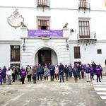 Una pancarta del 8-M decora l'antic Ajuntament d'Ontinyent
