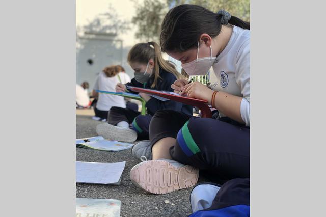 Pureza de María adquiere mesas portátiles y convierte sus espacios exteriores en aulas