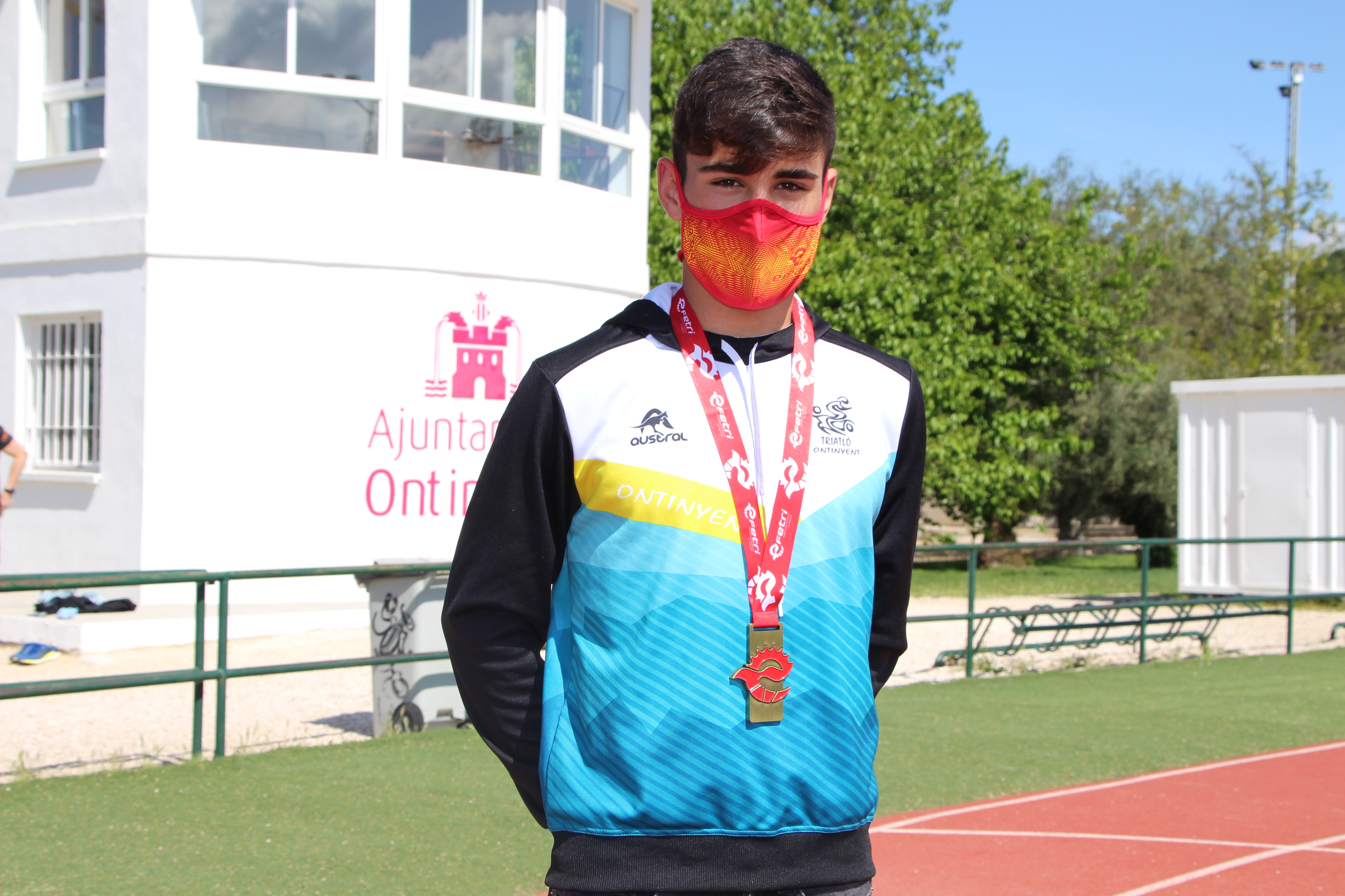 Héctor Tolsá con la medalla de campeón de España