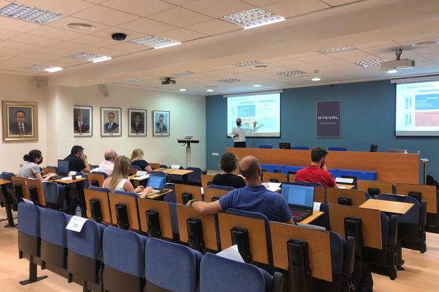 Ontinyent ajuda a les empreses del Clúster Textil a crear un pla de màrketing 