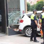 Un cotxe s'estampa contra l'aparador d'una òptica