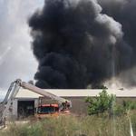 Arde una fábrica de ropa usada en l'Olleria