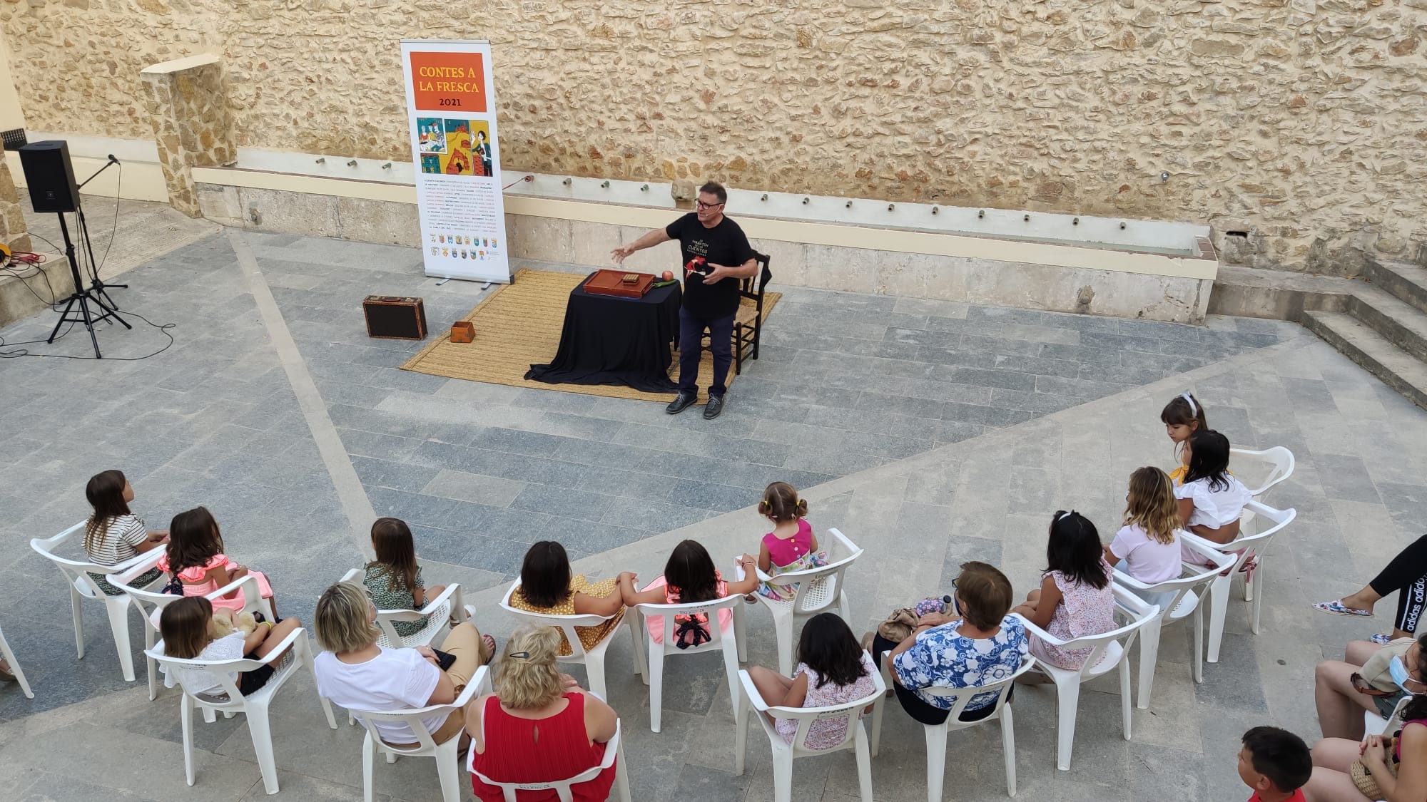 Una sesión de 'Contes a la fresca'