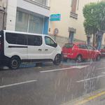 Una fuerte lluvia cambia de manera repentina el tiempo en Ontinyent