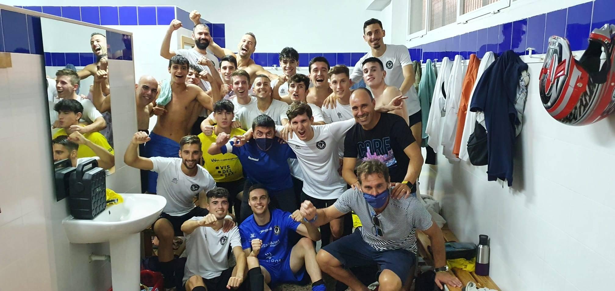Los jugadores del CD Ontinyent celebran la victoria