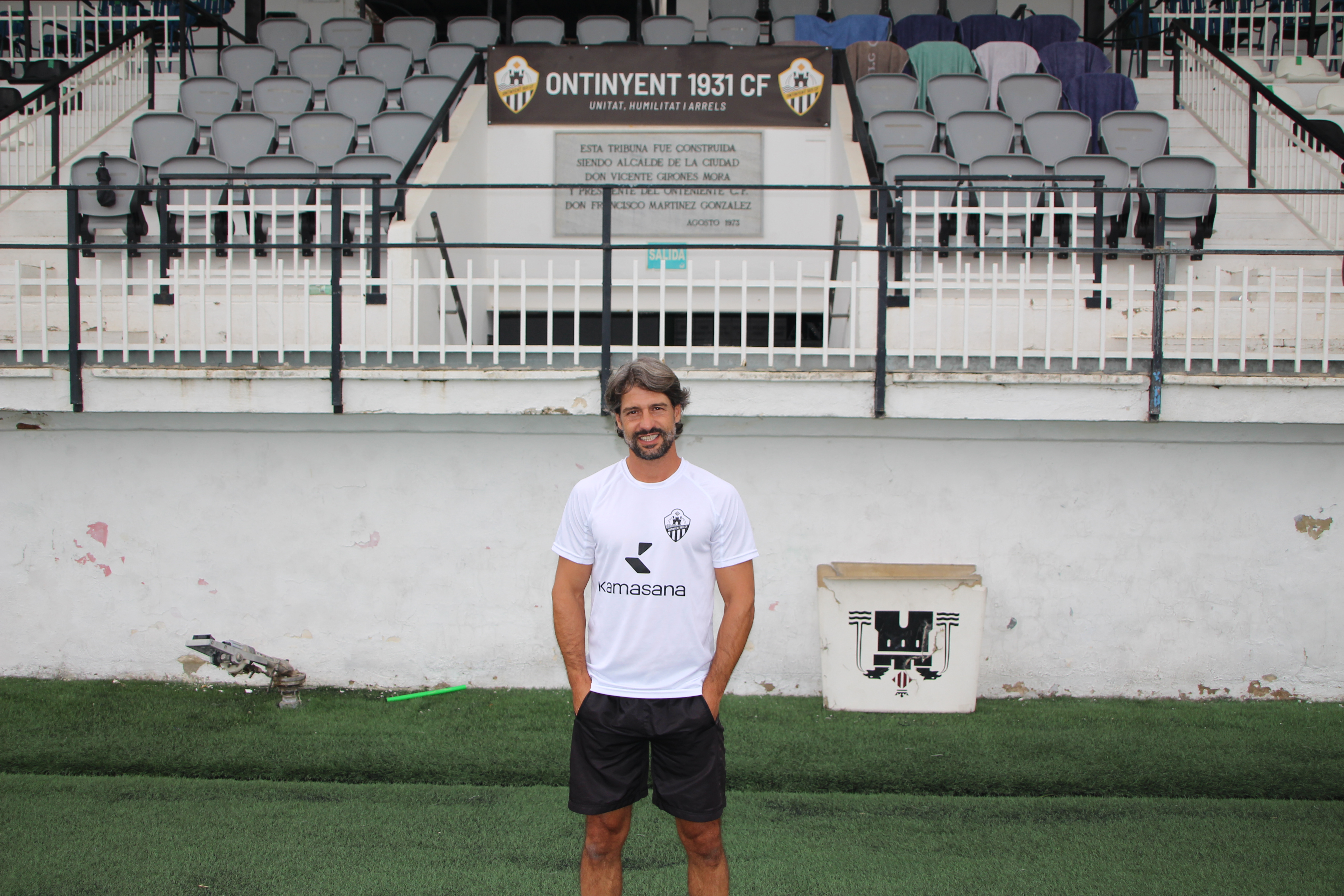 Roberto Bas frente al palco de El Clariano