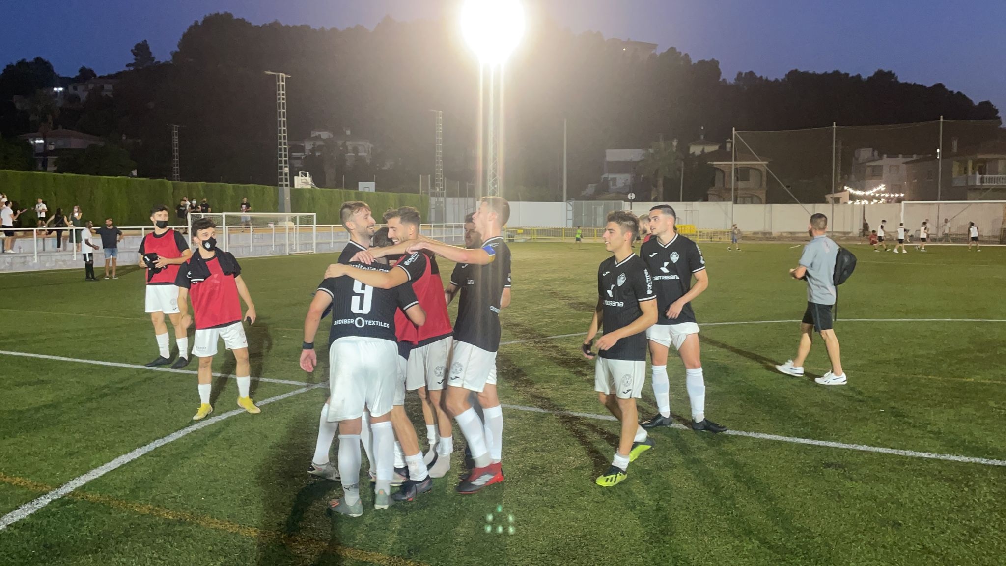 Jugadores del Ontinyent 1931 celebran con Aquino la victoria