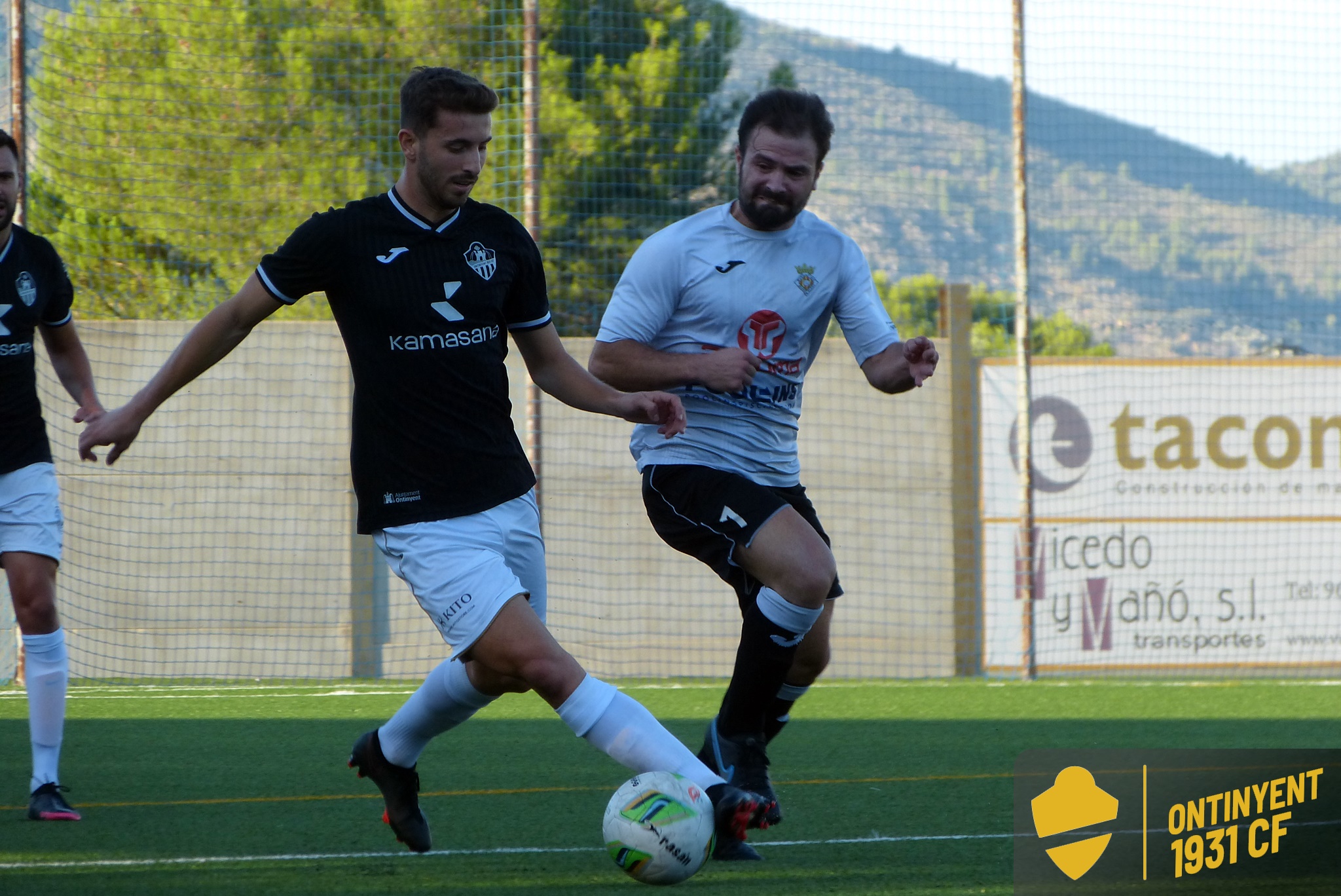 Chimo Reig con el esférico frente a un rival // Ontinyent 1931