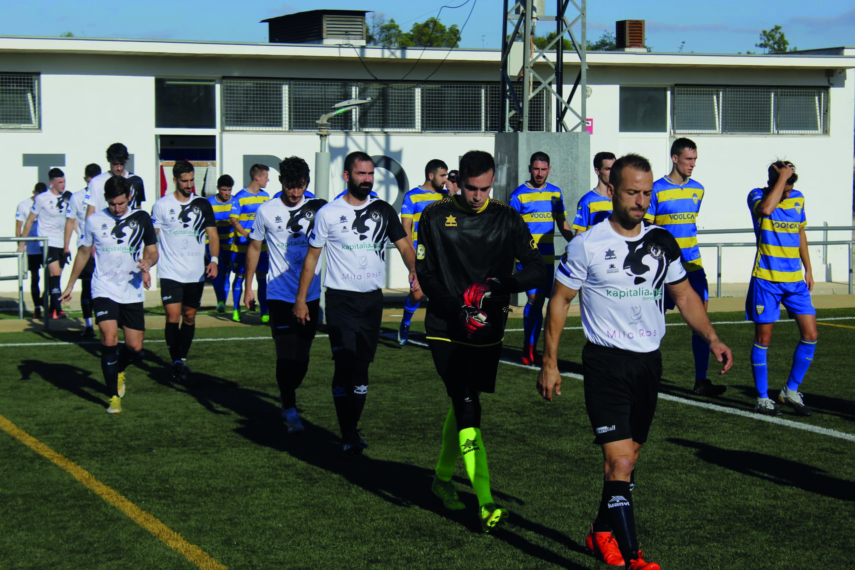 Los jugadores del CD Ontinyent saltan al campo en el duelo frente al Moixent