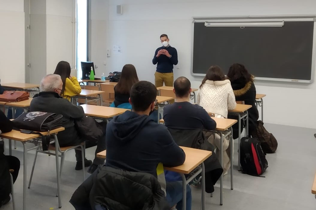 El IES Jaume I de Ontinyent acoge una charla de motivación sobre el textil