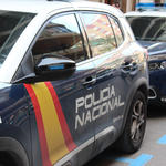 Detingut per atacar amb un destral el vehicle amb la seua exdona i les seues filles dins