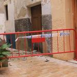 Cau la cornisa d'una casa en el carrer Muralla d'Ontinyent