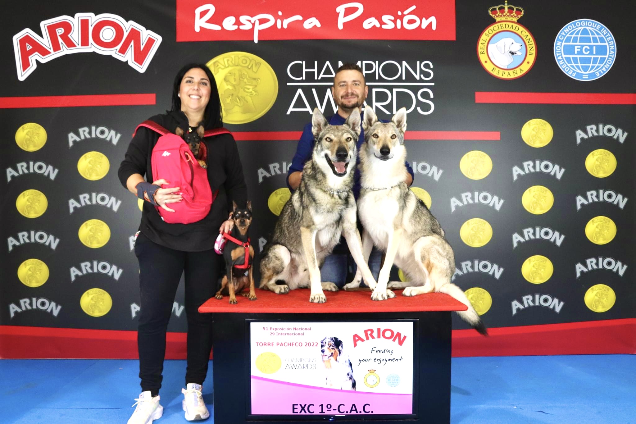 Fran y Bea, con Alfa y Bianca y sus Pinscher