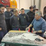 Los alumnos de Automoción reciben una clase práctica de chapa