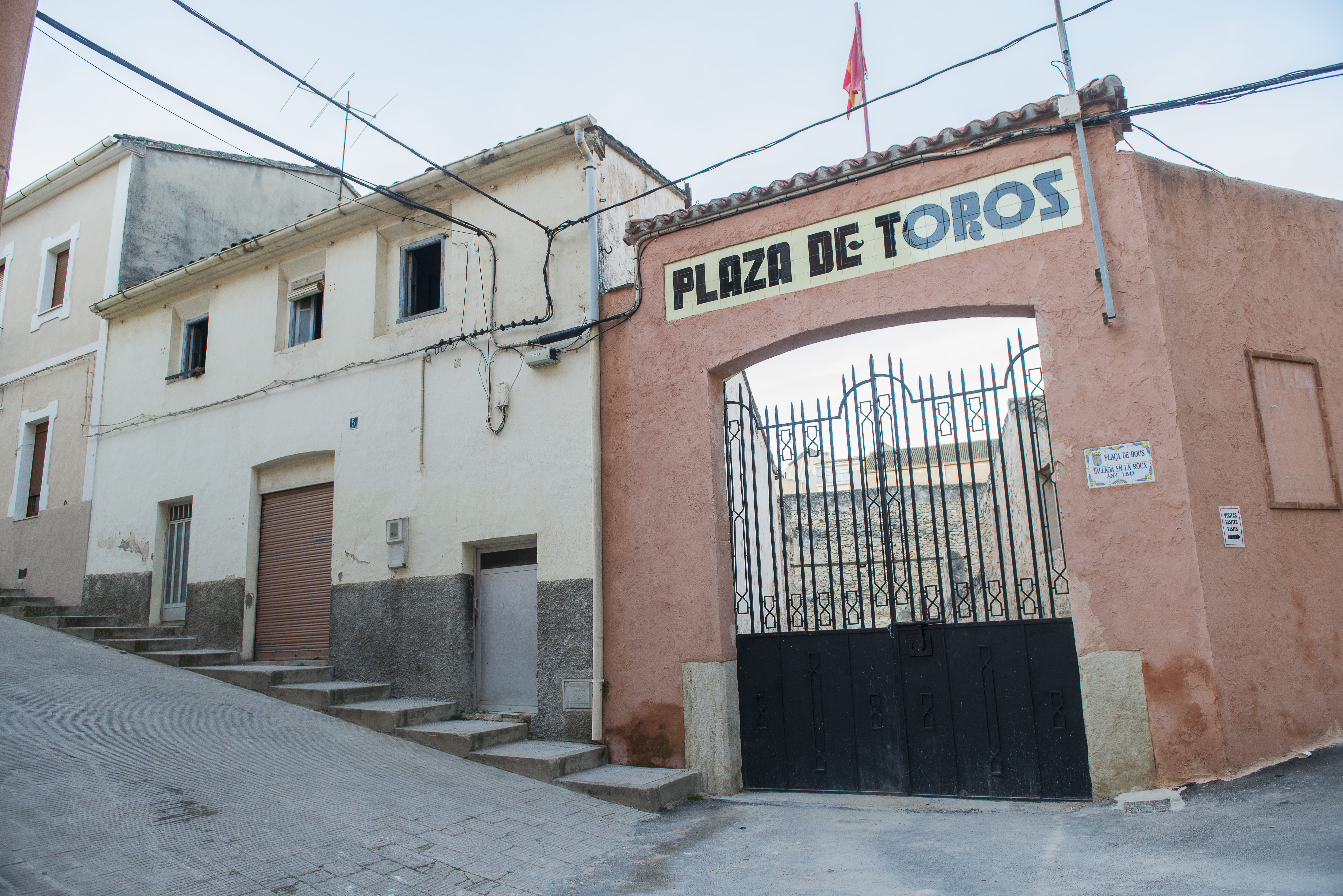 Exterior del edificio para el centro de interpretación, a la izquierda, y de la puerta principal de la plaza de toros, a la derecha