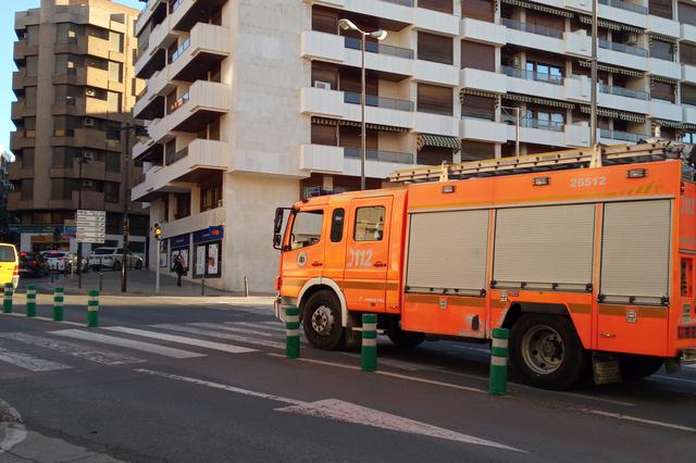 Un incendi alerta el carrer Pare Fullana, d'Ontinyent
