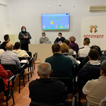 Organitzen xarrades sobre alternatives energètiques als centres cívics d'Ontinyent