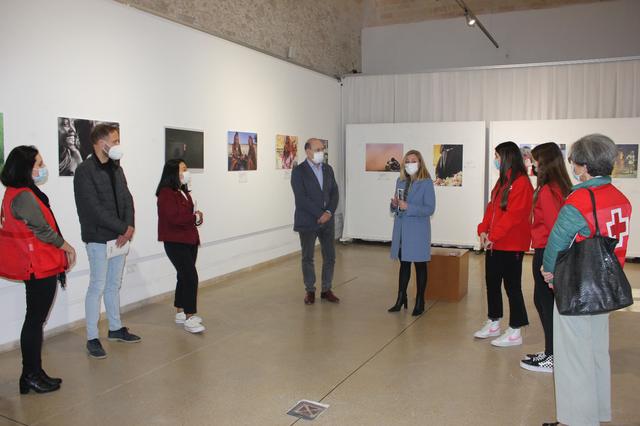 Ontinyent acull l’exposició "Dones del Món” 