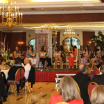 Las Fiestas de Sant Esteve presentan a la reina, Carla Muste Gil, y corte de honor