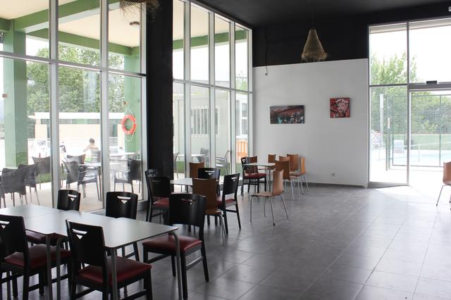 Ontinyent reabre el bar del Polideportivo en unas remodeladas instalaciones