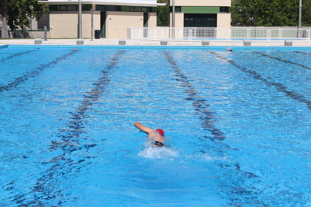 Ontinyent obri la temporada de bany amb unes portes obertes a la piscina