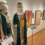 La Comparsa Benimerins inaugura una exposición por su 75 aniversario